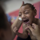 Imagen: un bebé de un año con microcefalia asociada al zika llora durante una revisión en Brasil. Imagen: Felipe Dana / AP